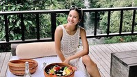 Tinggal lama di luar negeri tak membuat Maudy Ayunda melupakan cita rasa Indonesia. Menu sarapan yang dipilihnya justru makanan tradisional dengan pemandangan aliran sungai yang sejuk. Foto: Instagram/maudyayunda