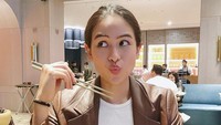 Makan makanan sehat tidak pernah lupa dikonsumsi Maudy Ayunda pada setiap waktu makannya. Saat makan malam, dirinya tak pernah lupa memesan berbagai olahan sayuran yang lezat. Foto: Instagram/maudyayunda