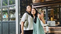 Disela-sela kesibukannya, Maudy Ayunda masih menyempatkan dirinya untuk hangout bersama teman-temannya. Mengajak Putri Tanjung, Maudy Ayunda begitu bahagia saat hang out di kafe. Foto: Instagram/maudyayunda
