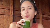 Berbagai racikan jus yang sehat menjadi minuman favorit Maudy Ayunda. Hijau menyegarkan, jus ini racikan dari sayur-sayuran yang dikonsumsi Maudy Ayunda saat sarapan. Foto: Instagram/maudyayunda