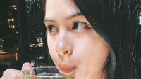 Ketika ingin merelaksasi diri, segelas teh jadi jawaban yang tepat bagi Maudy Ayunda. Duduk sendirian di kafe sambil menikmati matahari dan segelas teh jadi gaya Maudy Ayunda untuk bersantai. Foto: Instagram/maudyayunda