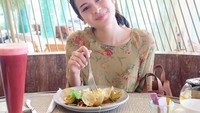Saat menikmati seafood di Seminyak, Maudy Ayunda memilih jus buah untuk mentralisir rasa. Jus rasa semangka jadi pilihan menu pendamping waktu makannya saat itu. Foto: Instagram/maudyayunda