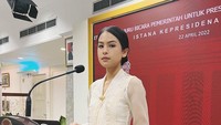 Tak hanya menjadi aktris dan penyanyi, Maudy Ayunda juga berprestasi. Wanita lulusan Oxford dan Stanford University ini bahkan mendapat gelar lulusan terbaik. Foto: Instagram/maudyayunda