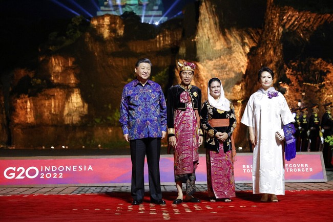 Gaun cheongsam putih apik bersanding dengan selendang dari kain tenun Bali yang ia kenakan di pegelangan tangannya. Foto: Dok. AP