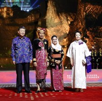 Iriana mengenakan kebaya hitam dengan bordiran emas yang diberi aksen obi dari tenun serta bawahan kain songket Bali warna pink. Foto: Dok. AP
