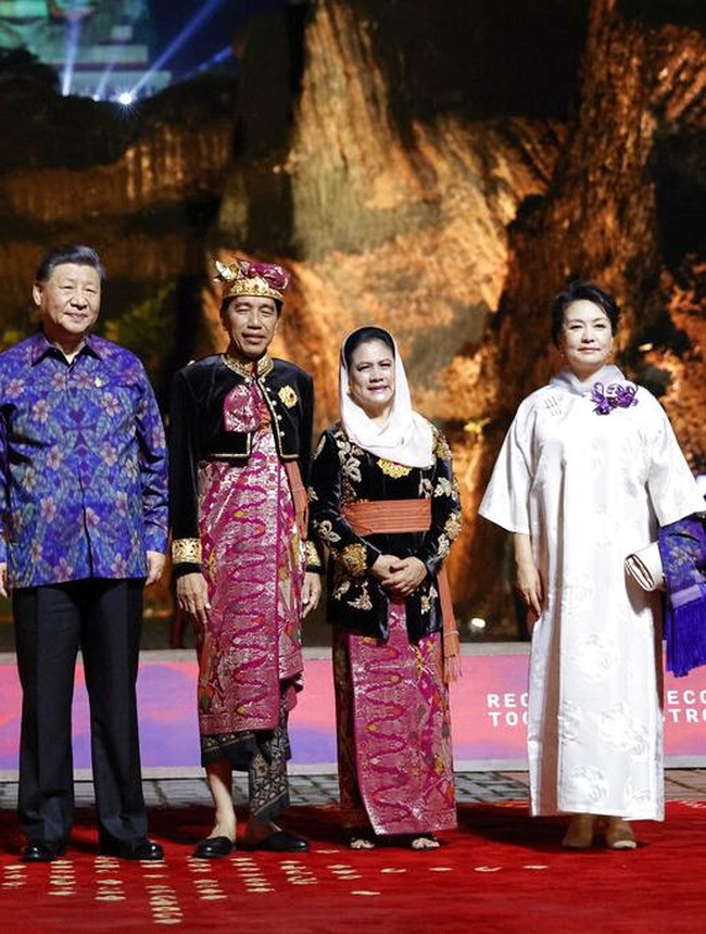 Iriana mengenakan kebaya hitam dengan bordiran emas yang diberi aksen obi dari tenun serta bawahan kain songket Bali warna pink. Foto: Dok. AP