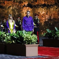 Istri Perdana Menteri Spanyol Maria Begona Gomez Fernandez menjadikan selendang tenun Bali sebagai aksen pada busananya. Ia mengenakan gaun warna shocking lemon dan menyampirkan selendang berwarna ungu terang. Foto: Dok. AP