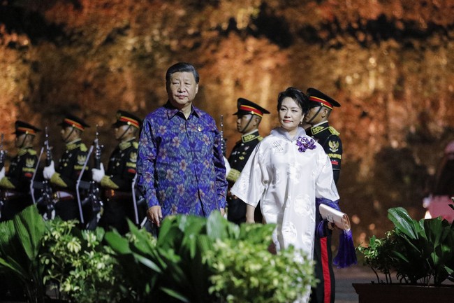 Ibu Negara China Peng Liyuan memadukan dua unsur kebudayaan dalam kesatuan busana. Ia memilih mengenakan baju tradisional dari negaranya berupa gaun cheongsam berpotongan longgar. Foto: Dok. AP