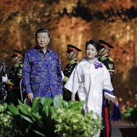 Ibu Negara China Peng Liyuan memadukan dua unsur kebudayaan dalam kesatuan busana. Ia memilih mengenakan baju tradisional dari negaranya berupa gaun cheongsam berpotongan longgar. Foto: Dok. AP