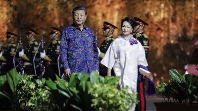 8 Gaya Istri Pemimpin Dunia Pakai Selendang Tenun Bali di Welcoming Dinner G20