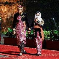 Welcoming Dinner G20 digelar di Garuda Wisnu Kencana Cultural Park, Badung, Bali, pada Selasa (15/11/2022). Ibu Negara RI Iriana Jokowi sebagai tuan rumah menyambut para delegasi dengan busana nuansa Bali. Foto: Getty Images