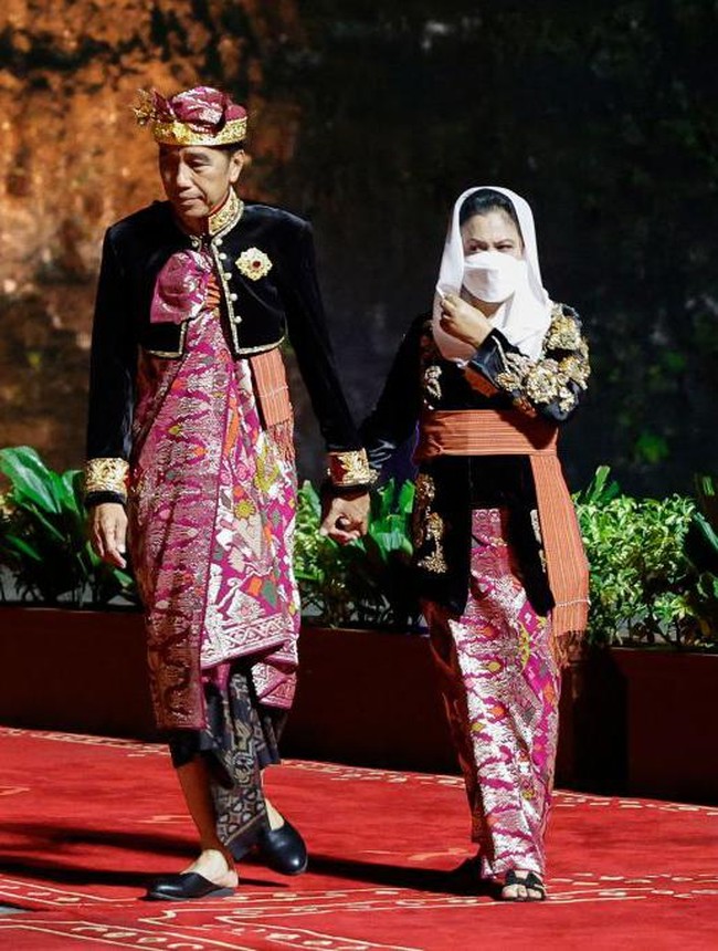 Welcoming Dinner G20 digelar di Garuda Wisnu Kencana Cultural Park, Badung, Bali, pada Selasa (15/11/2022). Ibu Negara RI Iriana Jokowi sebagai tuan rumah menyambut para delegasi dengan busana nuansa Bali. Foto: Getty Images