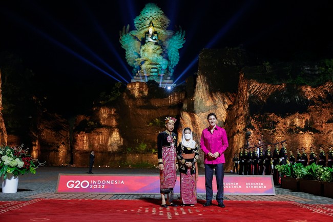 Para pemimpin dunia menghadiri Welcoming Dinner G20 yang digelar oleh Presiden Joko Widodo di Garuda Wisnu Kencana (GWK), Bali, pada Selasa (15/11/2022). Untuk jamuan yang dimeriahkan dengan pentas budaya itu, semua tamu memakai busana bernuansa etnik. Tanpa terkecuali para tamu VVIP yang tampil dengan kemeja tenun yang merupakan cenderamata dari pemerintah Indonesia. Kemeja berwarna magenta menjadi andalan PM Kanada Justin Trudeau. (Foto: WILLY KURNIAWAN/POOL/AFP via Getty Images)