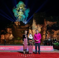 Para pemimpin dunia menghadiri Welcoming Dinner G20 yang digelar oleh Presiden Joko Widodo di Garuda Wisnu Kencana (GWK), Bali, pada Selasa (15/11/2022). Untuk jamuan yang dimeriahkan dengan pentas budaya itu, semua tamu memakai busana bernuansa etnik. Tanpa terkecuali para tamu VVIP yang tampil dengan kemeja tenun yang merupakan cenderamata dari pemerintah Indonesia. Kemeja berwarna magenta menjadi andalan PM Kanada Justin Trudeau. (Foto: WILLY KURNIAWAN/POOL/AFP via Getty Images)