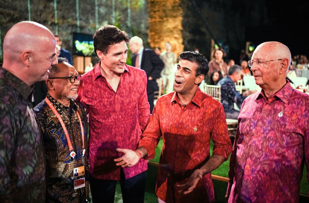 15 November 2022, Indonesia, Nusa Dua: Wearing traditional shirts, Giovanni Infantino (l-r), Fifa president, an unidentified participant, Justin Trudeau, prime minister of Canada, Rishi Sunak, prime minister of the United Kingdom, and another participant attend dinner on the sidelines of the G20 summit. The group of G20, the strongest industrialized nations and emerging economies, is meeting for two days on the Indonesian island of Bali. Photo: Kay Nietfeld/dpa (Photo by Kay Nietfeld/picture alliance via Getty Images)