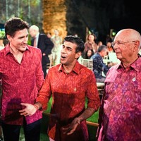 PM Inggris Rishi Sunak juga menjadi persona yang tak kalah mencuri perhatian. Rishi, yang baru terpilih sebagai kepala pemerintahan Inggris itu tiba belakangan di acara tersebut dan memberikan gaya terbaiknya dengan tampilan yang berbeda.  (Foto: Kay Nietfeld/picture alliance via Getty Images)