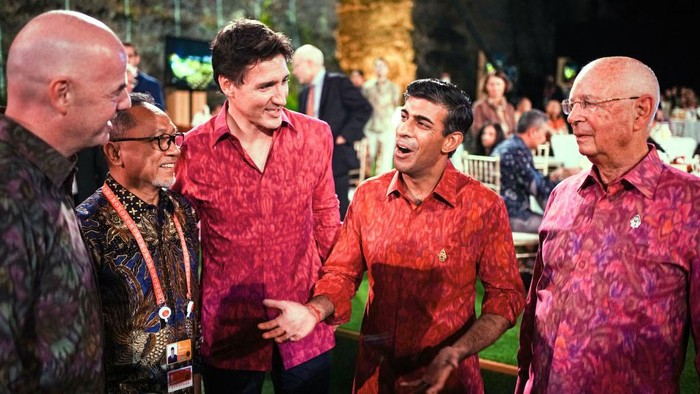15 November 2022, Indonesia, Nusa Dua: Wearing traditional shirts, Giovanni Infantino (l-r), Fifa president, an unidentified participant, Justin Trudeau, prime minister of Canada, Rishi Sunak, prime minister of the United Kingdom, and another participant attend dinner on the sidelines of the G20 summit. The group of G20, the strongest industrialized nations and emerging economies, is meeting for two days on the Indonesian island of Bali. Photo: Kay Nietfeld/dpa (Photo by Kay Nietfeld/picture alliance via Getty Images)