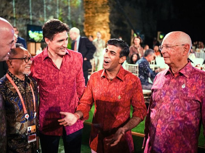 15 November 2022, Indonesia, Nusa Dua: Wearing traditional shirts, Giovanni Infantino (l-r), Fifa president, an unidentified participant, Justin Trudeau, prime minister of Canada, Rishi Sunak, prime minister of the United Kingdom, and another participant attend dinner on the sidelines of the G20 summit. The group of G20, the strongest industrialized nations and emerging economies, is meeting for two days on the Indonesian island of Bali. Photo: Kay Nietfeld/dpa (Photo by Kay Nietfeld/picture alliance via Getty Images)