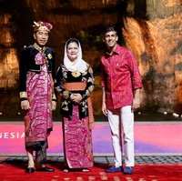 Bawahannya pun bukan hitam seperti tamu kebanyakan, melainkan celana panjang putih. Tidak hanya itu, pria keturunan India pertama yang menjadi PM Inggris ini melengkapi gayanya dengan sepasang loafers berwarna biru yang memberi sentuhan dandy. (Foto: WILLY KURNIAWAN/POOL/AFP via Getty Images)