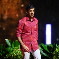 Kemeja berwarna merah keunguan menemani penampilan Rishi Sunak kali ini. Berbeda dari rekan sejawatnya, ia memilih menggulung lengan panjangnya. (Foto: Getty Images/Leon Neal)