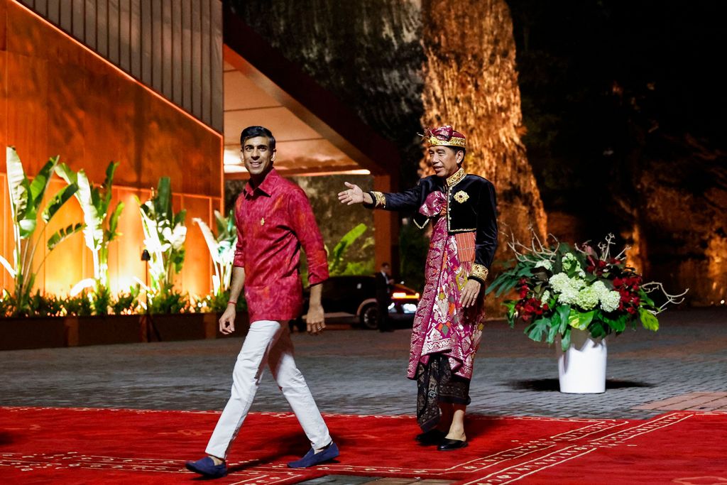 Indonesian President Joko Widodo welcomes Britain's Prime Minister Rishi Sunak at the welcoming dinner during the G20 Summit in Badung on the Indonesian resort island of Bali on November 15, 2022. (Photo by WILLY KURNIAWAN / POOL / AFP) (Photo by WILLY KURNIAWAN/POOL/AFP via Getty Images)