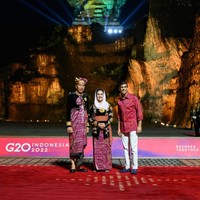 Media Inggris kerap menyoroti gayanya yang necis. Pernah suatu kali ia memakai sepatu Prada seharga 450 pound sterling atau sekitar Rp 8,3 juta saat kampanye pada Juni lalu. Karier Rishi Sunak sebagai bankir sebelum terjun ke dunia politik disebut-sebut sebagai alasan dia suka memakai barang branded. (Foto: Getty Images,/Leon Neal)