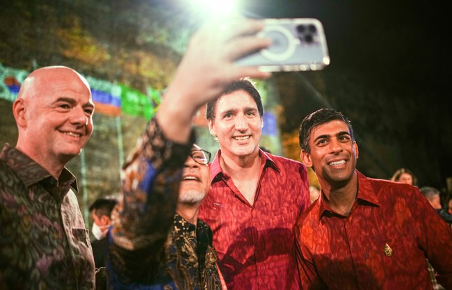 Warna kemeja yang vibrant atau cerah selaras dengan kepribadiannya yang cemerlang dan berjiwa muda sebagai pemimpin salah satu negara berpengaruh di dunia. Sulit untuk mengelak kharisma terbukti. Terbukti, banyak tamu yang mengajaknya selfie di sela acara. (Foto: dpa/picture alliance via Getty I/picture alliance)