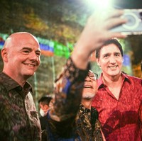 Warna kemeja yang vibrant atau cerah selaras dengan kepribadiannya yang cemerlang dan berjiwa muda sebagai pemimpin salah satu negara berpengaruh di dunia. Sulit untuk mengelak kharisma terbukti. Terbukti, banyak tamu yang mengajaknya selfie di sela acara. (Foto: dpa/picture alliance via Getty I/picture alliance)