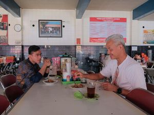 Gibran Kini Posting Foto Bareng Ganjar: Lebih Enak Makan di Warung