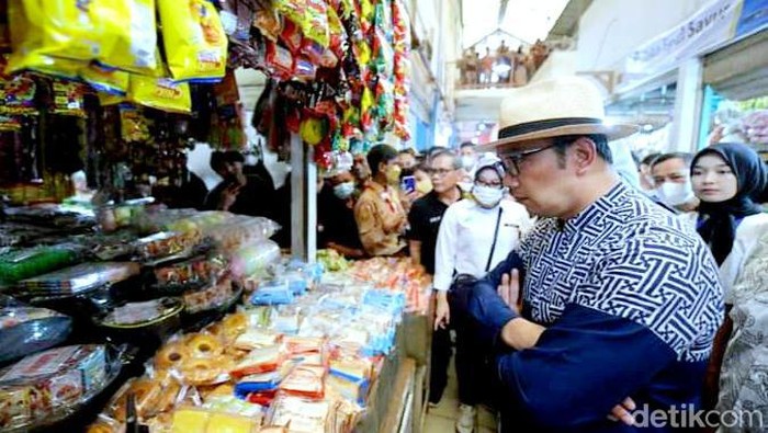 Gubernur Jabar Ridwan Kamil di Pasar Rakyat Johar Karawang.