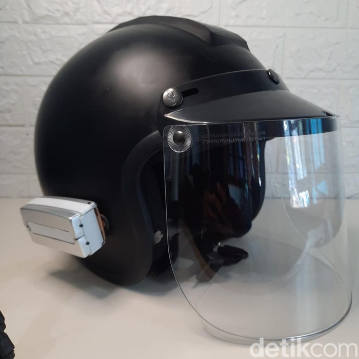 guru di lamongan menciptakan solar helmet