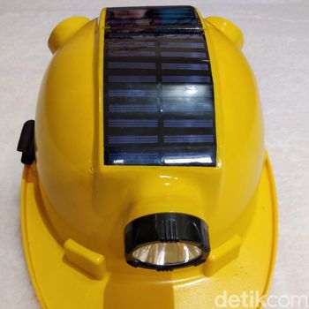 guru di lamongan menciptakan solar helmet