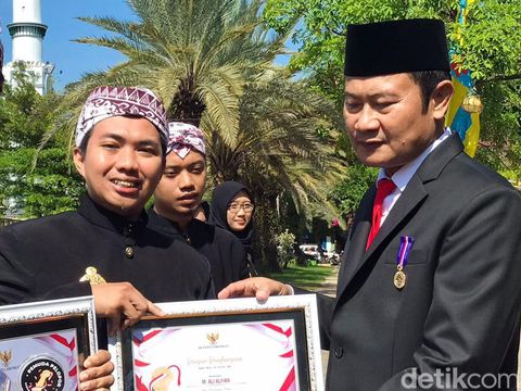 guru di lamongan menciptakan solar helmet