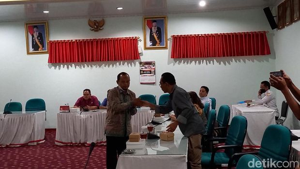 Komisi IV DPRD Sragen memanggil guru SMAN 1 Sumberlawang yang disebut memarahi siswinya karena tak berjilbab. Oknum guru itu datang ke DPRD didampingi Kepala SMAN 1 Sumberlawang, Rabu (16/11/2022).