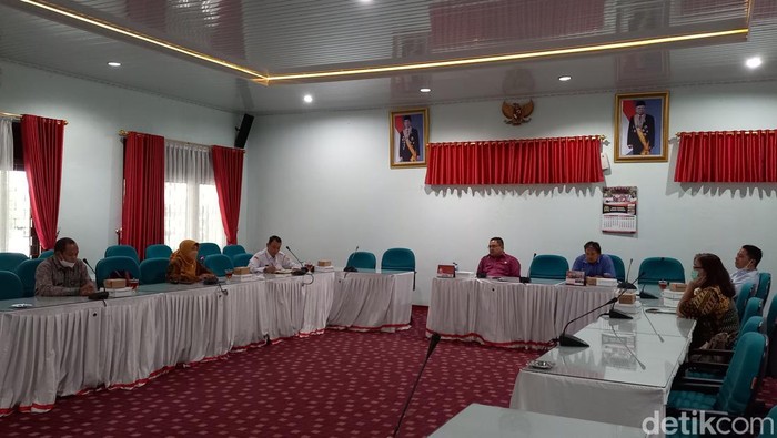 Komisi IV DPRD Sragen memanggil guru SMAN 1 Sumberlawang yang disebut memarahi siswinya karena tak berjilbab. Oknum guru itu datang ke DPRD didampingi Kepala SMAN 1 Sumberlawang, Rabu (16/11/2022).