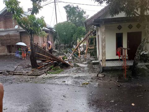 Hujan disertai angin kencang yang menerpa tiga desa dari dua kecamatan di Kabupaten Lombok Tengah mengakibatkan beberapa rumah warga porak poranda, Rabu (16/11/2022) sekitar pukul 14.30 Wita. Foto: IST