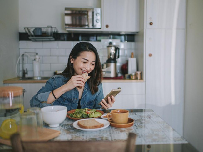 Ilustrasi diet atau sarapan dengan roti gandum