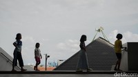 Heru memerinci opsi pertama adalah memberikan ganti untung kepada pemilik alas hak yang berada di pinggiran kali. Sebagai informasi, alas hak ini merupakan salah satu syarat untuk mengajukan permohonan hak atas tanah.
