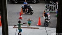 Sedangkan opsi kedua ialah menawari warga pindah ke rumah susun (rusun) yang disiapkan oleh DKI. Heru berujar opsi kedua ini diterapkan kepada warga yang tak memiliki alas hak, seperti penghuni bedeng pinggiran kali.