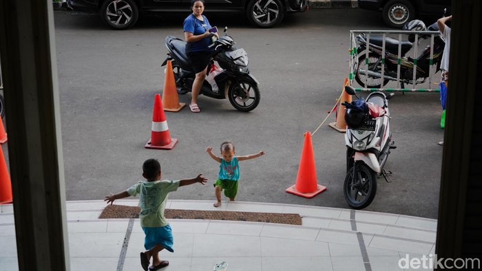 Kepala Dinas Sumber Daya Air (SDA) DKI Jakarta Yusmada Faizal mengatakan warga terdampak normalisasi Kali Ciliwung akan direlokasi ke Rusun Pasar Rumput.