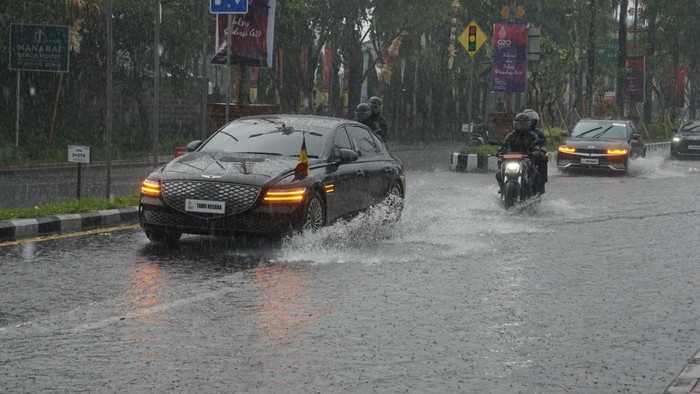 Iring-iringan kendaraan pengangkut tamu G20 menerjang banjir di Bypass Ngurah Rai, Nusa Dua, Badung, Bali, Rabu (16/11/2022).
