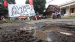 Spanduk Jalan Berlubang Banyak Korban Mejeng di Kediri