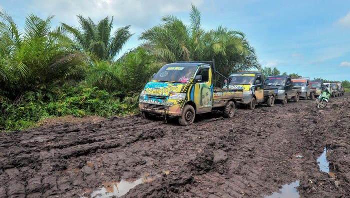 Kendaraan roda dua dan empat ditinggalkan pemiliknya di ujung jalan penghubung Kecamatan Nipah Panjang dan Sadu yang tidak bisa dilintasi di Tanjungjabung Timur, Jambi, Rabu (16/11/2022). Sejak tiga hari terakhir jalan penghubung dua kecamatan atau jalan satu-satunya menuju Desa Sungai Sayang dan Air Hitam Laut di pesisir timur Provinsi Jambi itu terputus dan tidak bisa dilalui kendaraan karena berlumpur yang dipicu masih tingginya intensitas hujan dalam beberapa pekan terakhir. ANTARA FOTO/Wahdi Septiawan/tom.
