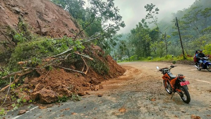 Jalur Pacitan-Ponorogo Kembali Lancar setelah tertutup longsor