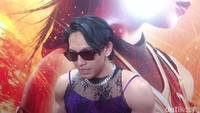Jefri Nichol tampak nyentrik menggunakan kaca mata hitam, serta tanktop ketat berpadu brokat. Foto: Ahsan/detikHOT