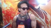 Ada-ada saja penampilan Jefri Nichol saat menghadiri press conference film Sri Asih di kawasan Epicentrum, Jakarta Selatan, kemarin. Foto: Ahsan/detikHOT