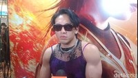 Jefri Nichol memakai tanktop ungu dan dipadukan dengan luaran berbahan brokat transparan berwarna hitam dengan model kerah halter neck tanpa lengan. Foto: Ahsan/detikHOT
