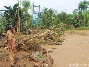 Jembatan Gantung Banyuwangi Ambruk Diterjang Hujan, Akses Warga Terdampak