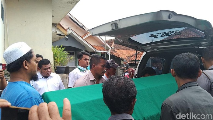 Jenazah korban saat tiba di rumah duka.