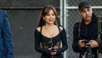 Gaun menerawang membuat lekuk tubuhnya terlihat lebih seksi. Foto: GC Images/RB/Bauer-Griffin